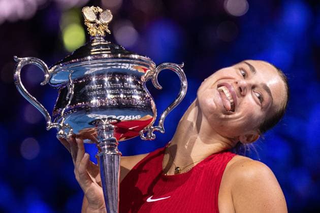 Aryna Sabalenka (BLR) lifts the trophy after winning the Women s Singles Final Australian Open, Day Fourteen, Tennis, Melbourne Park, Melbourne, Australia - 27 Jan 2024  Copyright: xJamesxGourley Shutterstockx 14312109e