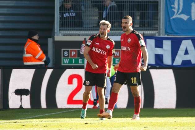 27 01 2024, xavx, Soccer 2 Bundesliga, SV Wehen Wiesbaden Hertha BSC Berlin emspor, v l Thijmen Goppel SV Wehen Wiesbaden celebrate the goal, Der Torjubel zum 3 1 DFL DFB REGULATIONS PROHIBIT ANY USE OF PHOTOGRAPHS as IMAGE SEQUENCES and or QUASI VIDEO Wiesbaden