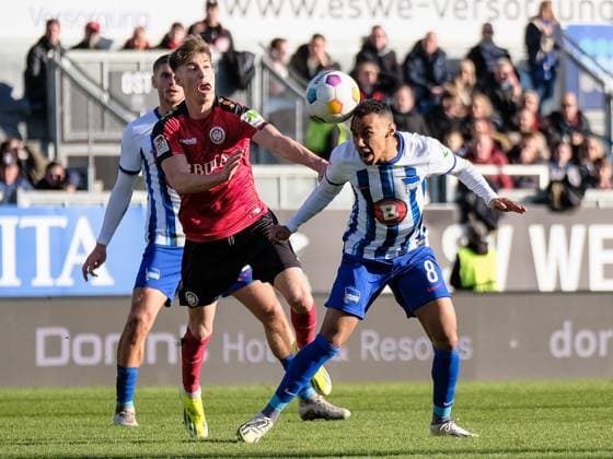 Nick Baetzner SV Wehen Wiesbaden, 8 in duel with Bilal Hussein Hertha BSC, 8 , GER, SV Wehen Wiesbaden vs Hertha BSC, Soccer, 2 Bundesliga, Matchday 19, Season 2023 2024, 27 01 2024 DFL REGULATES PROHIBIT ANY USE OF PHOTOGRAPHS AS IMAGE SEQUENCES AND OR QUASI VIDEO GER, SV Wehen Wiesbaden vs Hertha BSC, Football, 2 Bundesliga, Matchday 19, Season 2023 2024, 27 01 2024 Wiesbaden Copyright: xEibner-Pressefoto FlorianxWieganx EP_FWD