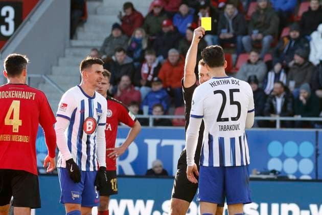 27 01 2024, xavx, Fußball 2 Bundesliga, SV Wehen Wiesbaden Hertha BSC Berlin emspor, v l Referee Referee Wolfgang Haslberger shows the yellow card for, shows yellow card to Haris Tabakovic Hertha BSC DFL DFB REGULATIONS PROHIBIT ANY USE OF PHOTOGRAPHS as IMAGE SEQUENCES and or QUASI VIDEO Wiesbaden