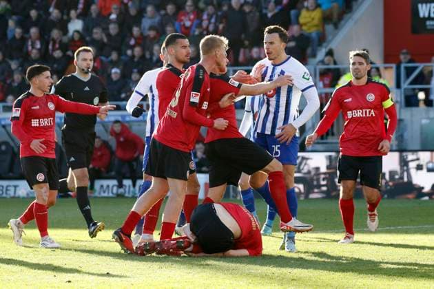 Sport Themen der Woche KW04 Sport Bilder des Tages 27.01.2024, xavx, Fussball 2.Bundesliga, SV Wehen Wiesbaden - Hertha BSC Berlin emspor, v.l. Rudelbildung nach Foulspiel von Haris Tabakovic (Hertha BSC) an Aleksandar Vukotic (SV Wehen Wiesbaden) (DFL DFB REGULATIONS PROHIBIT ANY USE OF PHOTOGRAPHS as IMAGE SEQUENCES and or QUASI-VIDEO) Wiesbaden *** 27 01 2024, xavx, Fußball 2 Bundesliga, SV Wehen Wiesbaden Hertha BSC Berlin emspor, v l Rudelbildung nach Foulspiel von Haris Tabakovic Hertha BSC an Aleksandar Vukotic SV Wehen Wiesbaden DFL DFB REGULATIONS PROHIBIT ANY USE OF PHOTOGRAPHS as IMAGE SEQUENCES and or QUASI VIDEO Wiesbaden