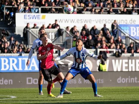 Nick Baetzner SV Wehen Wiesbaden, 8 in duel with Bilal Hussein Hertha BSC, 8 , GER, SV Wehen Wiesbaden vs Hertha BSC, Soccer, 2 Bundesliga, Matchday 19, Season 2023 2024, 27 01 2024 DFL REGULATES PROHIBIT ANY USE OF PHOTOGRAPHS AS IMAGE SEQUENCES AND OR QUASI VIDEO GER, SV Wehen Wiesbaden vs Hertha BSC, Football, 2 Bundesliga, Matchday 19, Season 2023 2024, 27 01 2024 Wiesbaden Copyright: xEibner-Pressefoto FlorianxWieganx EP_FWD
