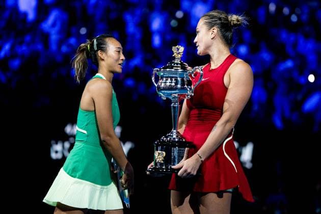 Aryna Sabalenka (RUS) Qinwen Zheng (CHN) TENNIS : Open Australie 2024 - Melbourne - 27 01 2024 VirginieBouyer Panoramic 