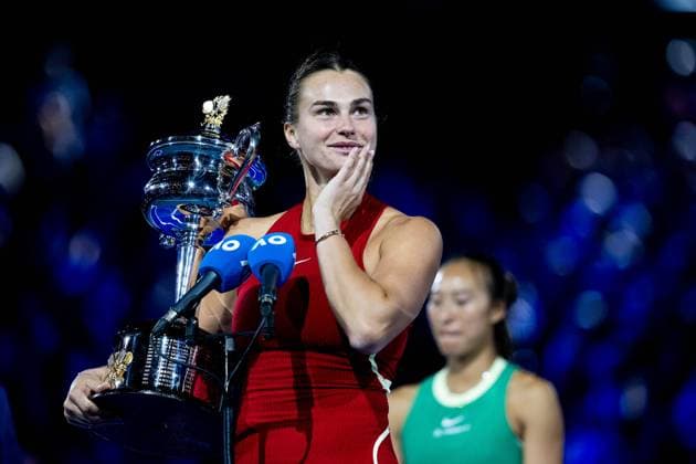 Aryna Sabalenka (RUS) Qinwen Zheng (CHN) TENNIS : Open Australie 2024 - Melbourne - 27 01 2024 VirginieBouyer Panoramic 