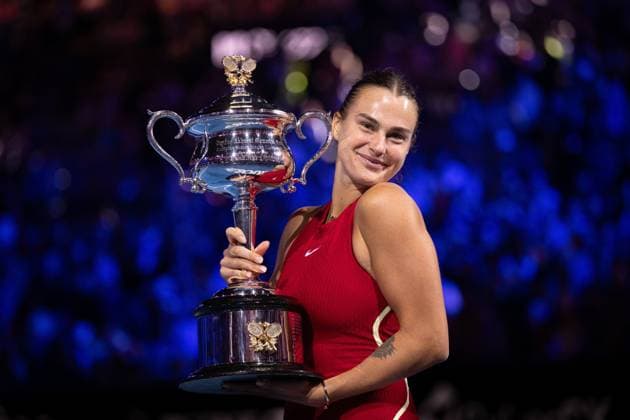Aryna Sabalenka (BLR) lifts the trophy after winning the Women s Singles Final Australian Open, Day Fourteen, Tennis, Melbourne Park, Melbourne, Australia - 27 Jan 2024  Copyright: xJamesxGourley Shutterstockx 14312109n