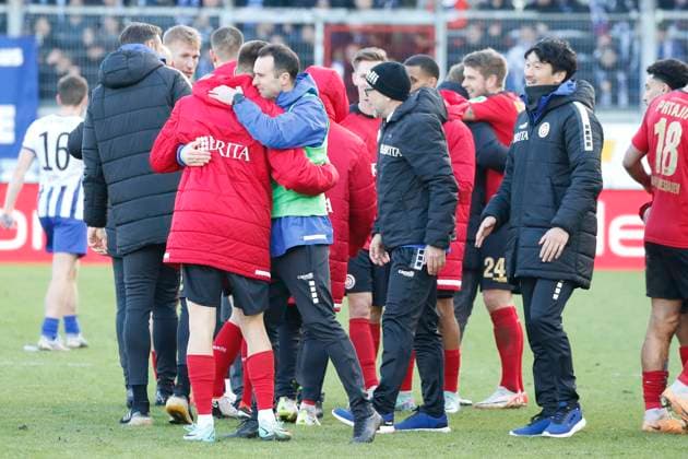 27 01 2024, xavx, Soccer 2 Bundesliga, SV Wehen Wiesbaden Hertha BSC Berlin emspor, v l players the team of SV Wehen Wiesbaden cheering after the end of the match DFL DFB REGULATIONS PROHIBIT ANY USE OF PHOTOGRAPHS as IMAGE SEQUENCES and or QUASI VIDEO Wiesbaden