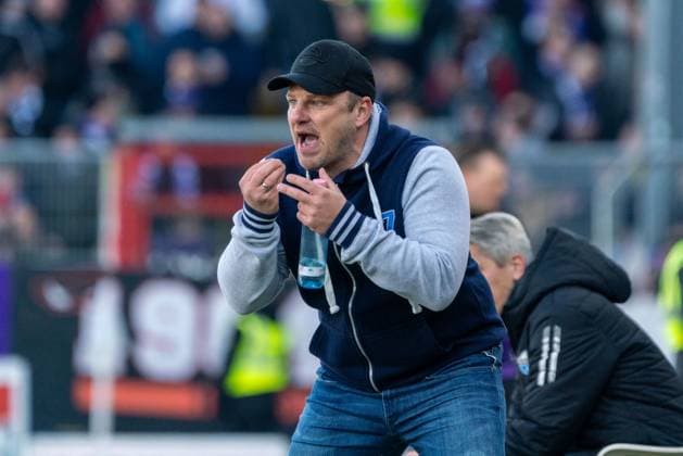 Lukas Kwasniok SC Paderborn 07, Coach GER, VfL Osnabrueck vs SC Paderborn 07, Football, 2 Bundesliga, Matchday 19, Season 2023 2024, 27 01 2024 DFL REGULATIONS PROHIBIT ANY USE OF PHOTOGRAPHS AS IMAGE SEQUENCES AND OR QUASI VIDEO VfL Osnabrueck vs SC Paderbron 07, Football, 2 Bundesliga, Matchday 19, Season 2023 2024, 27 01 2024 Osnabrueck Copyright: xEibner-Pressefoto FabioxDeinertx EP_FDT