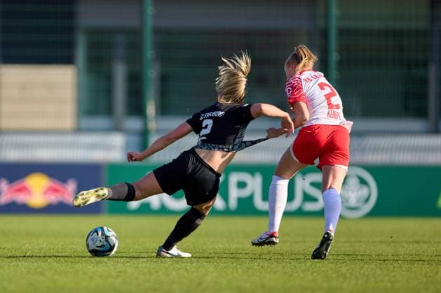 Sport Themen der Woche KW04 Sport Bilder des Tages 27.01.2024, GER, Frauenfußball, BL, 2023 2024, RB Leipzig - SC Freiburg Lisa Karl (2, SC Freiburg, li.), Frederike Kempe (2, RB Leipzig), Freisteller, Aktion, Zweikampf um Ball, Textilvergehen, Foul, mit Ball Leipzig Trainingszentrum der Roten Bulle Sachsen Deutschland *** 27 01 2024, GER, Womens Soccer, BL, 2023 2024, RB Leipzig SC Freiburg Lisa Karl 2, SC Freiburg, li , Frederike Kempe 2, RB Leipzig , free position, action, duel for ball, textile offense, foul, with ball Leipzig training center of the Red Bull Saxony Germany
