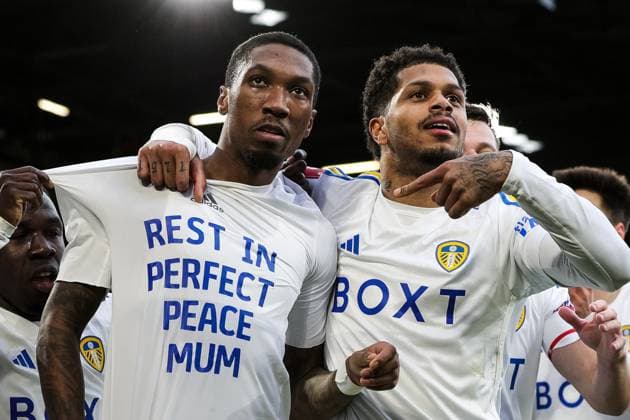 Bilder des Jahres 2024, Sport 01 Januar Sport Themen der Woche KW04 Sport Bilder des Tages Sport Bilder des Tages Emirates FA Cup Fourth Round Leeds United v Plymouth Argyle Jaidon Anthony of Leeds United celebrates his goal with Georgina Rutter and unveils a message under his shirt to his mum reading rest in perfect peace mum during the Emirates FA Cup Fourth Round match Leeds United vs Plymouth Argyle at Elland Road, Leeds, United Kingdom, 27th January 2024 (Photo by James Heaton News Images) Leeds Elland Road West Yorkshire United Kingdom Copyright: xJamesxHeaton NewsxImagesx