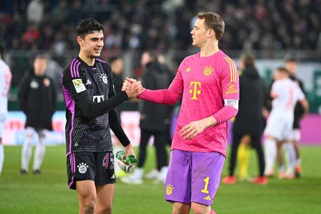 from left Aleksandar PAVLOVIC Bayern Muenchen with Manuel NEUER Goalkeeper Bayern Muenchen after the end of the match, action final cheer Soccer 1 Bundesliga season 2023 2024, 19 Matchday, Matchday19, FC Augsburg FC Bayern Muenchen 2 3 on 27 01 2024 ,WWK Arena Augsburg