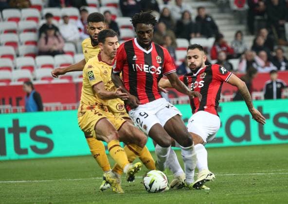 RECORD DATE NOT STATED OGCN METZ Serge Haouzi MAXPPP - Nice Nice le 26 Janvier 2024 au stade de l Allianz Riviera l OgcNice recoit Metz pour le compte de la dix neuvieme journee de Ligue 1 Uber Eats 2024. Le joueur nivßois Guessand (D) au duel avec le joueur messin Colin lors du match OgcNice Metz Nice France  Copyright: xMAXPPPxSergexHaouzix SHZ202401277626 SHZ202401277626