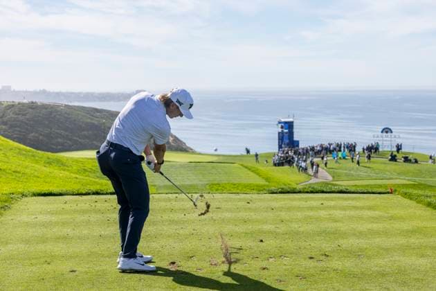 LA JOLLA, CA - JANUARY 27: Jake Knapp drives off the third hole tee during the final round of the PGA, Golf Herren Tour Farmer™s Insurance Open, at Torrey Pines Golf Course, Saturday, January 27, 2024, in La Jolla, California. (Photo by Tony Ding Icon Sportswire) GOLF: JAN 27 PGA Farmers Insurance Open EDITORIAL USE ONLY Icon46520240127051