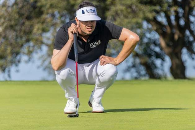 LA JOLLA, CA - JANUARY 27: Beau Hossler kneels down to read his putt on the second hole green during the final round of the PGA, Golf Herren Tour Farmer™s Insurance Open, at Torrey Pines Golf Course, Saturday, January 27, 2024, in La Jolla, California. (Photo by Tony Ding Icon Sportswire) GOLF: JAN 27 PGA Farmers Insurance Open EDITORIAL USE ONLY Icon46520240127052