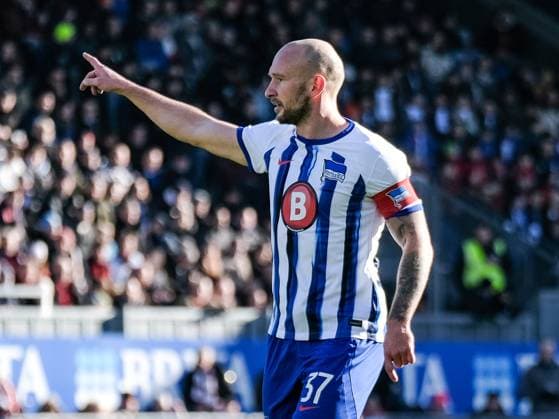 Toni Leistner Hertha BSC, 37 Gestures, facial expressions, GER, SV Wehen Wiesbaden vs Hertha BSC, Football, 2 Bundesliga, Matchday 19, Season 2023 2024, 27 01 2024 DFL REGULATIONS PROHIBIT ANY USE OF PHOTOGRAPHS AS IMAGE SEQUENCES AND OR QUASI VIDEO GER, SV Wehen Wiesbaden vs Hertha BSC, Football, 2 Bundesliga, Matchday 19, Season 2023 2024, 27 01 2024 Wiesbaden Copyright: xEibner-Pressefoto FlorianxWieganx EP_FWD