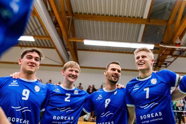 27 01 2024, GER, 2 BL Maenner Sued, Volleyball, Saison 2023 2024, Blue Volleys Gotha vs TV Rottenburg 1861 the team of the Blue Volleys Gotha celebrate the victory against the direct table neighbors in the top match with 3 1 in sets against TV Rottenburg 1861 in the picture you can see Franz Aaron Stueckrad Blue Volleys Gotha Richard Werner Blue Volleys Gotha Dominik Duchac Blue Volleys Gotha Krochmann, Hannes Blue Volleys Gotha 99867 Gotha Ernestiner Halle Thuringia Germany