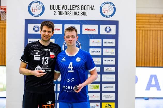 27 01 2024, GER, 2 BL Maenner Sued, Volleyball, Saison 2023 2024, Blue Volleys Gotha vs TV Rottenburg 1861 Weber, Felix TV Rottenburg 1861 and Werner, Robert Blue Volleys Gotha are elected Player of the Match 99867 Gotha Ernestiner Halle Thuringia Germany
