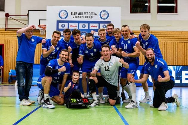 27 01 2024, GER, 2 BL Maenner Sued, Volleyball, Saison 2023 2024, Blue Volleys Gotha vs TV Rottenburg 1861 the team of Blue Volleys Gotha celebrate the victory against the direct table neighbors in the top match with 3 1 in sets against TV Rottenburg 1861 in the picture you can see Assmann, Christoph Blue Volleys Gotha Krochmann, Hannes Blue Volleys Gotha Jackson, James Blue Volleys Gotha Gorski, Tomasz Blue Volleys Gotha Richard Werner Blue Volleys Gotha Dominik Duchac Blue Volleys Gotha Franz Aaron Stueckrad Blue Volleys Gotha Len Spankowski Blue Volleys Gotha Erik Niederluecke Blue Volleys Gotha Harrison Paul McBean Blue Volleys Gotha Stueckrad, Max Blue Volleys Gotha Werner, Robert Blue Volleys Gotha Justus Krausse Blue Volleys Gotha Schade, Robin Blue Volleys Gotha Nils Longard Blue Volleys Gotha Dima Schoenfeld Blue Volleys Gotha 99867 Gotha Ernestiner Halle Thuringia Germany