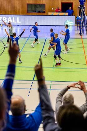27 01 2024, GER, 2 BL Maenner Sued, Volleyball, Saison 2023 2024, Blue Volleys Gotha vs TV Rottenburg 1861 Cheers from the Blue Volleys Gotha team about the successful set win against TV Rottenburg 1861 In the picture you can see Stueckrad, Max Blue Volleys Gotha Dominik Duchac Blue Volleys Gotha Krochmann, Hannes Blue Volleys Gotha Gorski, Tomasz Blue Volleys Gotha Werner, Robert Blue Volleys Gotha Assmann, Christoph Blue Volleys Gotha 99867 Gotha Ernestiner Halle Thuringia Germany