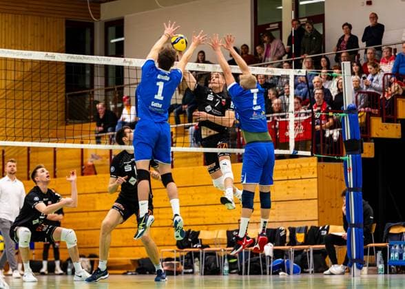27 01 2024, GER, 2 BL Maenner Sued, Volleyball, Saison 2023 2024, Blue Volleys Gotha vs TV Rottenburg 1861 Justus Krausse Blue Volleys Gotha Schippmann, Timon TV Rottenburg 1861 Krochmann, Hannes Blue Volleys Gotha 99867 Gotha Ernestiner Halle Thüringen Germany