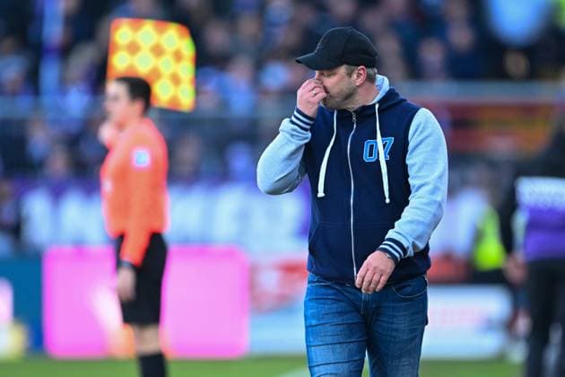 2 Bundesliga VfL Osnabrück SC Paderborn 07 on 27 01 2024 at Bremer Brücke in Osnabrück Coach Lukasz Kwasniok SC Paderborn dissatisfied, disappointed, disappointed, dejected MT