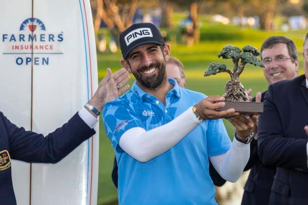 Sport Bilder des Tages LA JOLLA, CA - JANUARY 27: Matthieu Pavon is presented the championship trophy after the final round of the PGA, Golf Herren Tour Farmer™s Insurance Open, at Torrey Pines Golf Course, Saturday, January 27, 2024, in La Jolla, California. (Photo by Tony Ding Icon Sportswire) GOLF: JAN 27 PGA Farmers Insurance Open EDITORIAL USE ONLY Icon46520240127055
