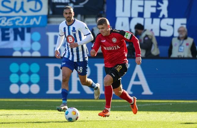 Soccer 2 BL SV Wehen Wiesbaden Hertha BSC Berlin 27 01 24, Aymen Barkok Hertha , Lasse Günther SVWW ,