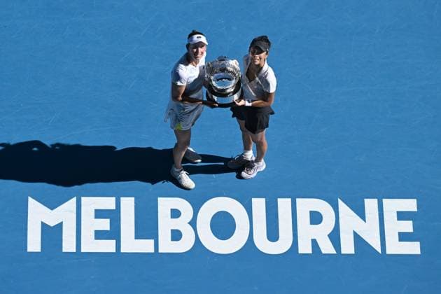 TENNIS AUSTRALIAN OPEN, Su-Wei Hsieh (right) of Chinese Taipei and Elise Mertens (left) of Belgium pose for photos with the winners trophy following the Women?s Doubles final against Lyudmyla Kichenok of Ukraine and Jelena Ostapemko of Latvia on Rod Laver Arena on Day 15 of the 2024 Australian Open at Melbourne Park in Melbourne, Thursday, January 25, 2024. ( NO ARCHIVING, EDITORIAL USE ONLY, NO USE IN BOOKS WITHOUT CONSENT MELBOURNE VICTORIA AUSTRALIA  Copyright: xJAMESxROSSx 20240128001894680681
