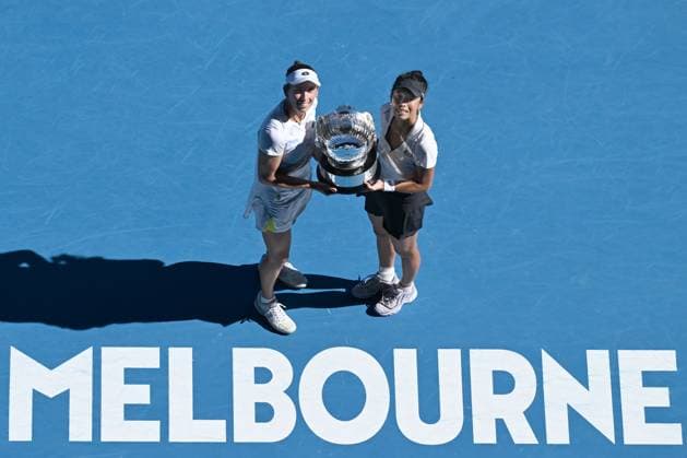 TENNIS AUSTRALIAN OPEN, Su-Wei Hsieh (right) of Chinese Taipei and Elise Mertens (left) of Belgium pose for photos with the winners trophy following the Women?s Doubles final against Lyudmyla Kichenok of Ukraine and Jelena Ostapemko of Latvia on Rod Laver Arena on Day 15 of the 2024 Australian Open at Melbourne Park in Melbourne, Thursday, January 25, 2024. ( NO ARCHIVING, EDITORIAL USE ONLY, NO USE IN BOOKS WITHOUT CONSENT MELBOURNE VICTORIA AUSTRALIA  Copyright: xJAMESxROSSx 20240128001894680802