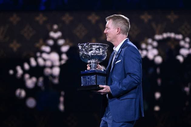 TENNIS AUSTRALIAN OPEN, Former tennis player Jim Courier delivers the Norman Brookes Challenge Cup ahead of Daniil Medvedev of Russia taking on Jannik Sinner of Italy in the Men?s Singles final on Rod Laver Arena on Day 15 of the 2024 Australian Open at Melbourne Park in Melbourne, Sunday, January 28, 2024. ( NO ARCHIVING, EDITORIAL USE ONLY, NO USE IN BOOKS WITHOUT CONSENT MELBOURNE VICTORIA AUSTRALIA  Copyright: xJOELxCARRETTx 20240128001894701368