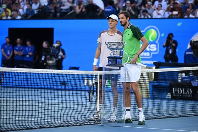 TENNIS AUSTRALIAN OPEN, Daniil Medvedev (right) of Russia and Jannik Sinner (left) of Italy pose with the Norman Brookes Challenge Cup ahead ofd the Men?s Singles final on Rod Laver Arena on Day 15 of the 2024 Australian Open at Melbourne Park in Melbourne, Sunday, January 28, 2024. ( NO ARCHIVING, EDITORIAL USE ONLY, NO USE IN BOOKS WITHOUT CONSENT MELBOURNE VICTORIA AUSTRALIA  Copyright: xJOELxCARRETTx 20240128001894702507