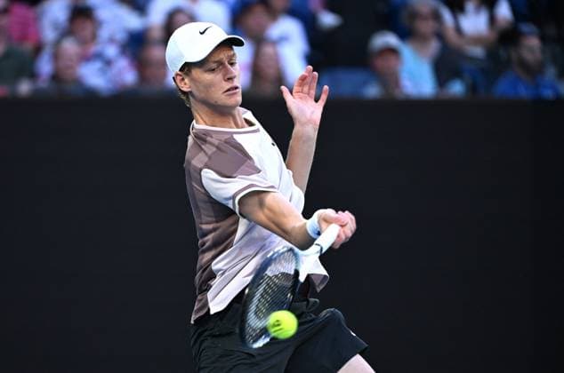 TENNIS AUSTRALIAN OPEN, annik Sinner of Italy returns during the Men?s Singles final against Daniil Medvedev of Russia on Rod Laver Arena on Day 15 of the 2024 Australian Open at Melbourne Park in Melbourne, Sunday, January 28, 2024. ( NO ARCHIVING, EDITORIAL USE ONLY, NO USE IN BOOKS WITHOUT CONSENT MELBOURNE VICTORIA AUSTRALIA  Copyright: xJAMESxROSSx 20240128001894703214