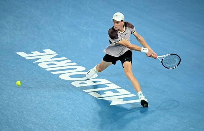 TENNIS AUSTRALIAN OPEN, Jannik Sinner of Italy in action during the Men?s Singles final against Daniil Medvedev of Russia on Rod Laver Arena on Day 15 of the 2024 Australian Open at Melbourne Park in Melbourne, Sunday, January 28, 2024. ( NO ARCHIVING, EDITORIAL USE ONLY, NO USE IN BOOKS WITHOUT CONSENT MELBOURNE VICTORIA AUSTRALIA  Copyright: xJAMESxROSSx 20240128001894726091