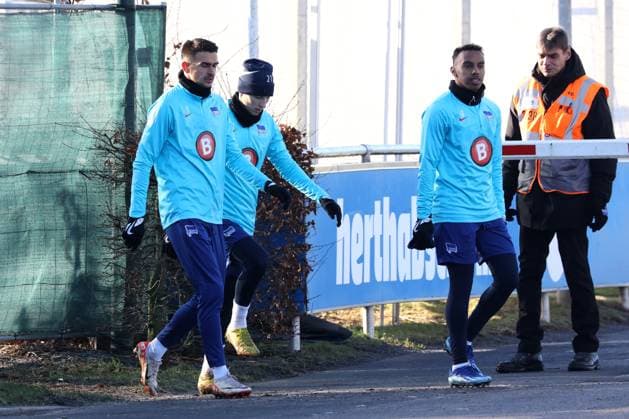 DEU, DFL, 2 FBL Hertha BSC, Training, 28 01 2024, Sportforum, Berlin, DEU, DFL, 2 FBL Hertha BSC, Training, in the picture Smail Prevljak Hertha BSC Berlin 9 , Palko Dardai Hertha BSC Berlin 27 , Bilal Hussein Hertha BSC Berlin 8 DFL regulations prohibit any use of Photographs as image sequences and or quasi video Foto Juergen Engler nordphoto GmbH nordphotoxGmbHx xEngler nph00076