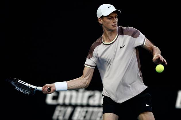 (240128) -- MELBOURNE, Jan. 28, 2024 -- Jannik Sinner hits a return during the men s singles final between Jannik Sinner of Italy and Daniil Medvedev of Russia at Australian Open tennis tournament in Melbourne, Australia, Jan. 28, 2024. ) (SP)AUSTRALIA-MELBOURNE-TENNIS-AUSTRALIAN OPEN-FINAL WangxShen 