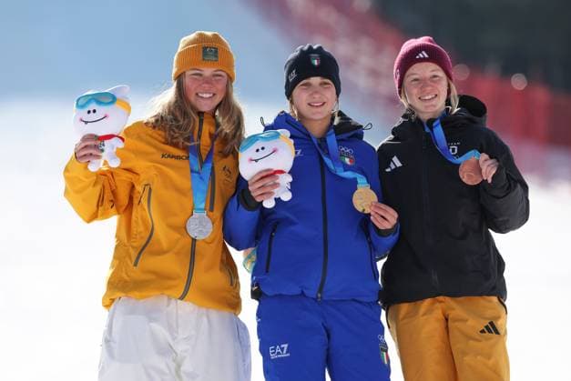 Sport Themen der Woche KW04 Sport Bilder des Tages (240128) -- HOENGSEONG, Jan. 28, 2024 -- Gold medalist Flora Tabanelli (C) of Italy, silver medalist Daisy Thomas (L) of Australia and bronze medalist Muriel Mohr of Germany pose during the awarding ceremony for the Women s Big Air of Freestyle Skiing event at the Gangwon 2024 Winter Youth Olympic Games, Olympische Spiele, Olympia, OS in Hoengseong, South Korea, Jan. 28, 2024. ) (SP)SOUTH KOREA-HOENGSEONG-WINTER YOUTH OLYMPIC GAMES-FREESTYLE SKIING? HuxHuhu 