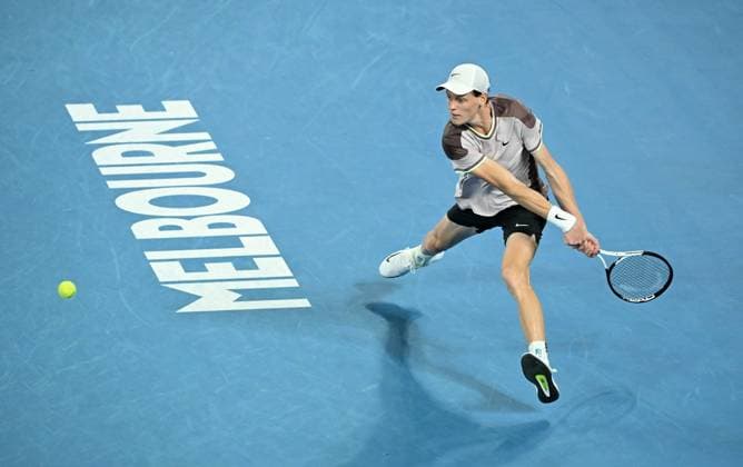 TENNIS AUSTRALIAN OPEN, Jannik Sinner of Italy in action during the Men?s Singles final against Daniil Medvedev of Russia on Rod Laver Arena on Day 15 of the 2024 Australian Open at Melbourne Park in Melbourne, Sunday, January 28, 2024. ( NO ARCHIVING, EDITORIAL USE ONLY, NO USE IN BOOKS WITHOUT CONSENT MELBOURNE VICTORIA AUSTRALIA  Copyright: xJAMESxROSSx 20240128001894750238