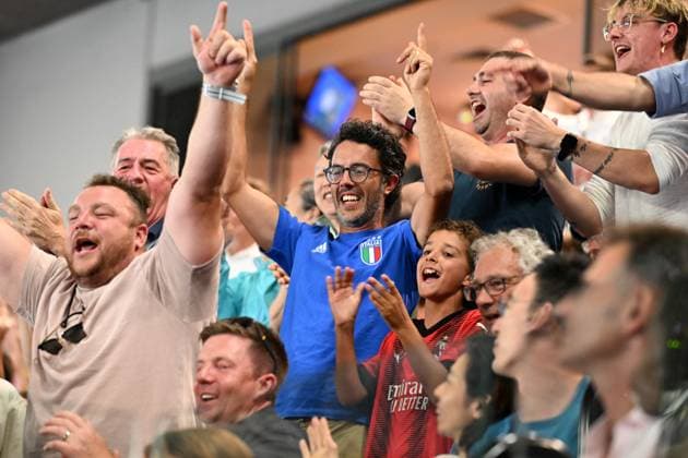 TENNIS AUSTRALIAN OPEN, Italian fans react during the Men?s Singles final between Jannik Sinner of Italy and Daniil Medvedev of Russia on Rod Laver Arena on Day 15 of the 2024 Australian Open at Melbourne Park in Melbourne, Sunday, January 28, 2024. ( NO ARCHIVING, EDITORIAL USE ONLY, NO USE IN BOOKS WITHOUT CONSENT MELBOURNE VICTORIA AUSTRALIA  Copyright: xJAMESxROSSx 20240128001894752253