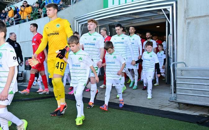 28 01 2024 Soccer Season 2023 2024 2 Soccer Bundesliga 19 Matchday SpVgg Greuther Fürth Kleeblatt KSV Holstein Kiel Störche Sportfoto Zink xwoxzix DFL regulations prohibit any use of photographs as image sequences and or quasi video only for editorial use Jonas Urbig 40, SpVgg Greuther Fürth and Team Team runs in
