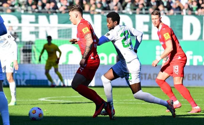 28 01 2024 Soccer Season 2023 2024 2 Soccer Bundesliga 19 Matchday SpVgg Greuther Fürth Kleeblatt KSV Holstein Kiel Störche Sportfoto Zink xwoxzix DFL regulations prohibit any use of photographs as image sequences and or quasi video only for editorial use Nicolai Remberg 22, Holstein Kiel Gideon Jung 23, SpVgg Greuther Fürth