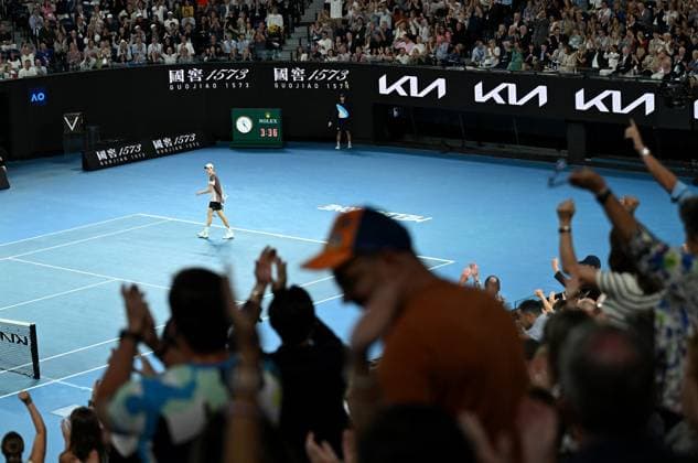 TENNIS AUSTRALIAN OPEN, Spectators cheer Jannik Sinner of Italy during the Men?s Singles final against Daniil Medvedev of Russia on Rod Laver Arena on Day 15 of the 2024 Australian Open at Melbourne Park in Melbourne, Sunday, January 28, 2024. ( NO ARCHIVING, EDITORIAL USE ONLY, NO USE IN BOOKS WITHOUT CONSENT MELBOURNE VICTORIA AUSTRALIA  Copyright: xJAMESxROSSx 20240128001894763843