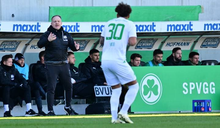 28 01 2024 Soccer Season 2023 2024 2 Soccer Bundesliga 19 Matchday SpVgg Greuther Fürth Kleeblatt KSV Holstein Kiel Störche Sportfoto Zink xwoxzix DFL regulations prohibit any use of photographs as image sequences and or quasi video only for editorial use Alexander Zorniger Trainer SpVgg Greuther Fürth speaks to Armindo Sieb 30, SpVgg Greuther Fürth