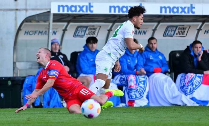 28 01 2024 Soccer Season 2023 2024 2 Soccer Bundesliga 19 Matchday SpVgg Greuther Fürth Kleeblatt KSV Holstein Kiel Störche Sportfoto Zink xwoxzix DFL regulations prohibit any use of photographs as image sequences and or quasi video only for editorial use Lewis Holtby 10, Holstein Kiel Armindo Sieb 30, SpVgg Greuther Fürth