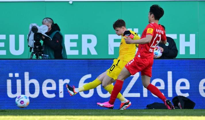 28 01 2024 Soccer Season 2023 2024 2 Soccer Bundesliga 19 Matchday SpVgg Greuther Fürth Kleeblatt KSV Holstein Kiel Störche Sportfoto Zink xwoxzix DFL regulations prohibit any use of photographs as image sequences and or quasi video only for editorial use Jonas Urbig 40, SpVgg Greuther Fürth Shuto Machino 13, Holstein Kiel
