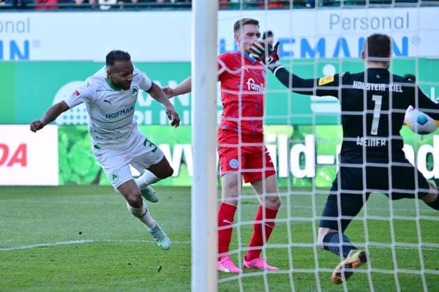 28 01 2024 Soccer Season 2023 2024 2 Soccer Bundesliga 19 Matchday SpVgg Greuther Fürth Kleeblatt KSV Holstein Kiel Störche Sportfoto Zink xwoxzix DFL regulations prohibit any use of photographs as image sequences and or quasi video only for editorial use Julian Green 37, SpVgg Greuther Fürth Jonas Sterner 32, Holstein Kiel Timon Weiner 1, Holstein Kiel Chance Torchance