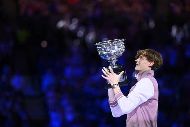 TENNIS AUSTRALIAN OPEN, Jannik Sinner of Italy lifts the Norman Brookes Challenge Cup following his Men?s Singles final win against Daniil Medvedev of Russia on Rod Laver Arena on Day 15 of the 2024 Australian Open at Melbourne Park in Melbourne, Sunday, January 28, 2024. ( NO ARCHIVING, EDITORIAL USE ONLY, NO USE IN BOOKS WITHOUT CONSENT MELBOURNE VICTORIA AUSTRALIA  Copyright: xJOELxCARRETTx 20240129001894774372