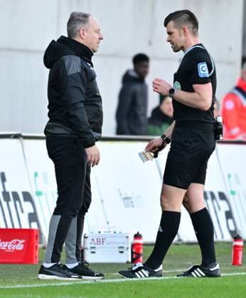 28 01 2024 Soccer Season 2023 2024 2 Soccer Bundesliga 19 Matchday SpVgg Greuther Fürth Kleeblatt KSV Holstein Kiel Störche Sportfoto Zink xwoxzix DFL regulations prohibit any use of photographs as image sequences and or quasi video only for editorial use Alexander Sather referee at Alexander Zorniger coach SpVgg Greuther Fürth