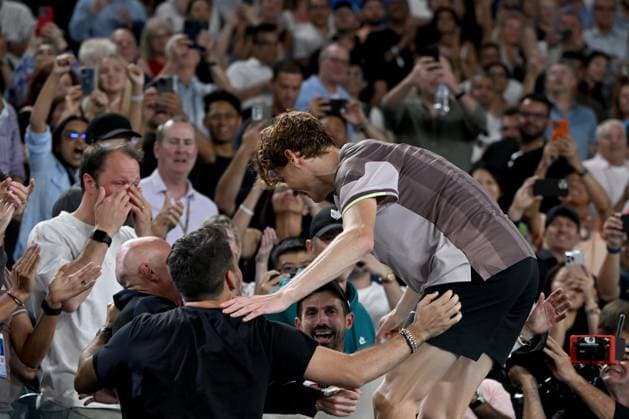 TENNIS AUSTRALIAN OPEN, Jannik Sinner of Italy celebrates with his team following his Men?s Singles final win against Daniil Medvedev of Russia on Rod Laver Arena on Day 15 of the 2024 Australian Open at Melbourne Park in Melbourne, Sunday, January 28, 2024. ( NO ARCHIVING, EDITORIAL USE ONLY, NO USE IN BOOKS WITHOUT CONSENT MELBOURNE VICTORIA AUSTRALIA  Copyright: xJOELxCARRETTx 20240129001894780492