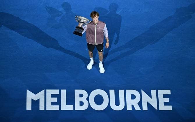 Sport Bilder des Tages Sport Bilder des Tages TENNIS AUSTRALIAN OPEN, Jannik Sinner of Italy poses for photographs with the Norman Brookes Challenge Cup after winning the Men?s Singles final against Daniil Medvedev of Russia on Rod Laver Arena on Day 15 of the 2024 Australian Open at Melbourne Park in Melbourne, Sunday, January 28, 2024. ( NO ARCHIVING, EDITORIAL USE ONLY, NO USE IN BOOKS WITHOUT CONSENT MELBOURNE VICTORIA AUSTRALIA  Copyright: xJAMESxROSSx 20240129001894776596