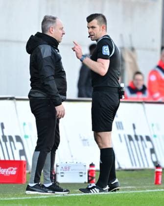 28 01 2024 Soccer Season 2023 2024 2 Soccer Bundesliga 19 Matchday SpVgg Greuther Fürth Kleeblatt KSV Holstein Kiel Störche Sportfoto Zink xwoxzix DFL regulations prohibit any use of photographs as image sequences and or quasi video only for editorial use Alexander Sather referee at Alexander Zorniger coach SpVgg Greuther Fürth