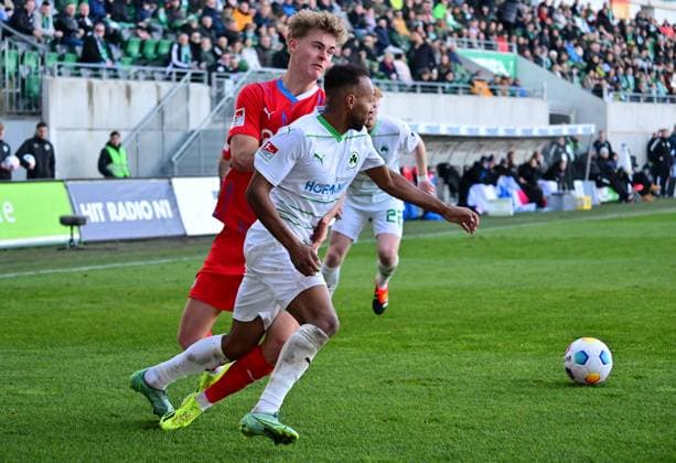 28 01 2024 Soccer Season 2023 2024 2 Soccer Bundesliga 19 Matchday SpVgg Greuther Fürth Kleeblatt KSV Holstein Kiel Störche Sportfoto Zink xwoxzix DFL regulations prohibit any use of photographs as image sequences and or quasi video only for editorial use Julian Green 37, SpVgg Greuther Fürth vor Tom Rothe 18, Holstein Kiel